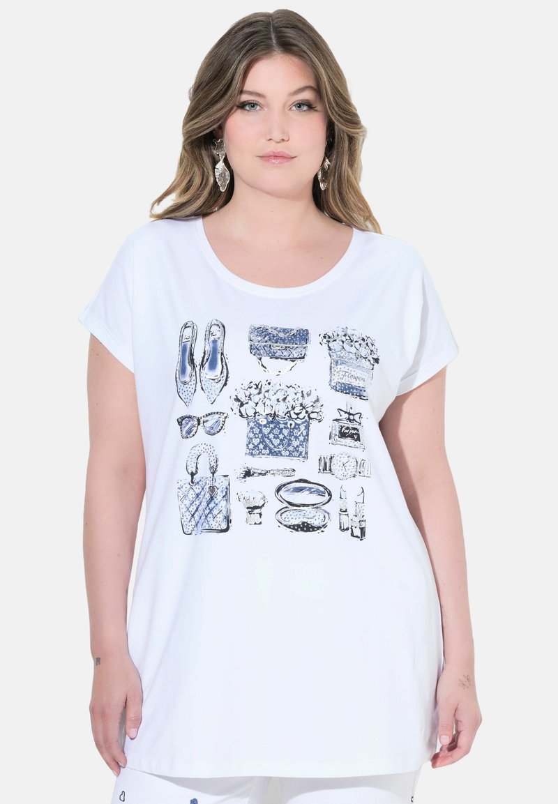 Bílý tričko s grafickým designem, zahrnujícím doplňky jako boty, tašky a sluneční brýle v modré a černé barvě. Hladká bavlněná tkanina, volný střih.