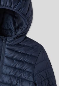 Giacca a vento imbottita blu navy con chiusura frontale con zip, cappuccio e sezioni trapuntate con una texture liscia e un design elegante.