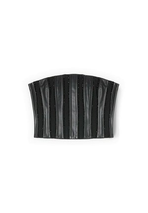 Corsetto in finta pelle nera con pieghe verticali, decorato con piccole perline nere lungo le cuciture, con un bordo superiore curvo.