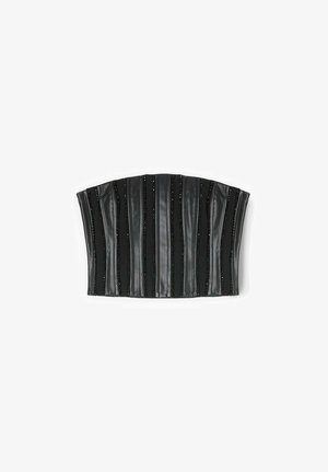 Corsetto in finta pelle nera con pieghe verticali, decorato con piccole perline nere lungo le cuciture, con un bordo superiore curvo.