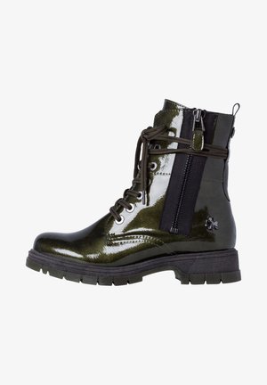 Botte de combat vert foncé brillante avec une semelle noire épaisse, devant à lacets, fermeture éclair latérale et petit détail floral près du talon.