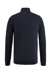 Pull marin avec un col montant, motif de tricot texturé et détail de poches latérales. Silhouette ajustée avec des poignets et un ourlet côtelés.