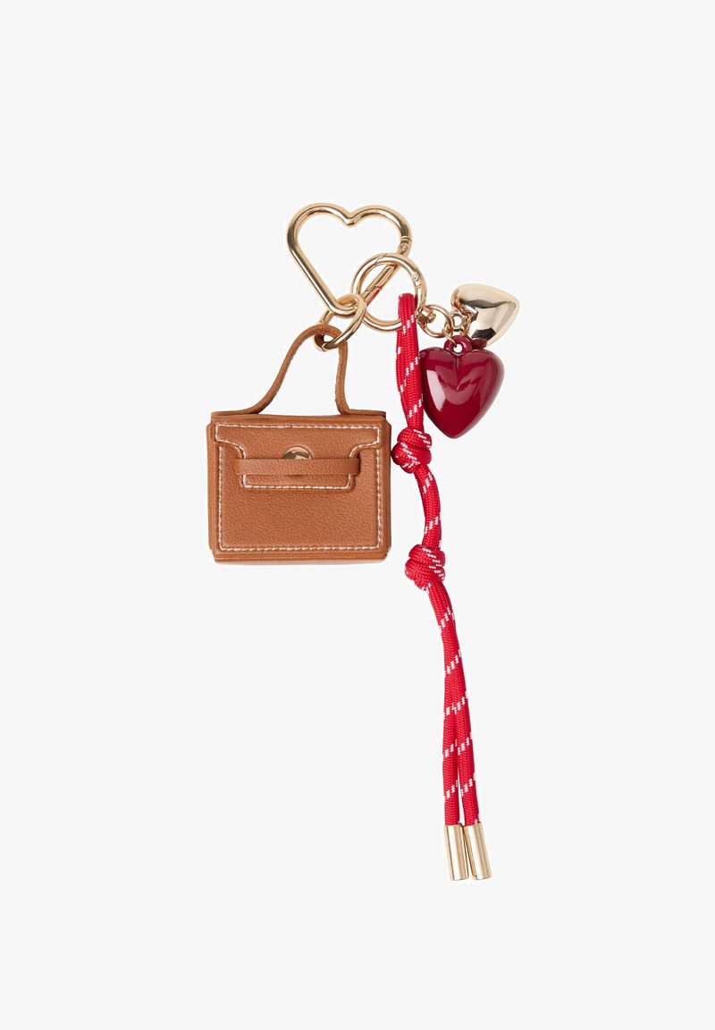 Nøglebundt med en lille brun læderpung, guld hjerteklips, to hjerteformede charms og et rødt knyttet snor med guldfordeler.