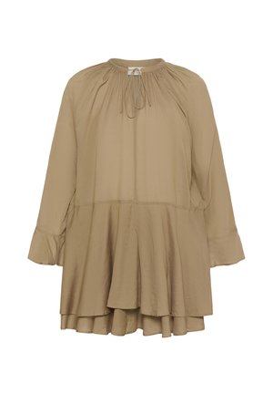 Blouse longue beige à manches longues, col froncé, fermeture par lien et ourlet à volants superposés.