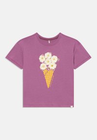 Lilla bomulls T-skjorte med grafikk av en kjegle med hvite blomster. Designet har et gult rutemønster på kjeglen. Korte ermer.
