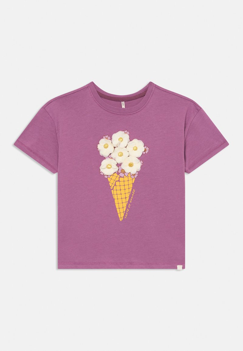 Πορφυρό βαμβακερό T-shirt με γραφικό σχέδιο μιας κώνου που έχει λευκά λουλούδια. Ο σχεδιασμός περιλαμβάνει ένα κίτρινο πλέγμα πάνω στον κώνο. Κοντά μανίκια.