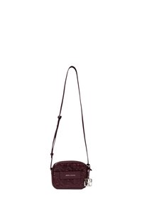 Borsa a tracolla bordeaux in pelle texture con logo in rilievo, tracolla regolabile e dettagli in metallo argentato. Forma rettangolare compatta.