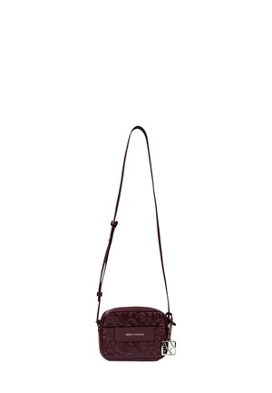 Borsa a tracolla bordeaux in pelle texture con logo in rilievo, tracolla regolabile e dettagli in metallo argentato. Forma rettangolare compatta.