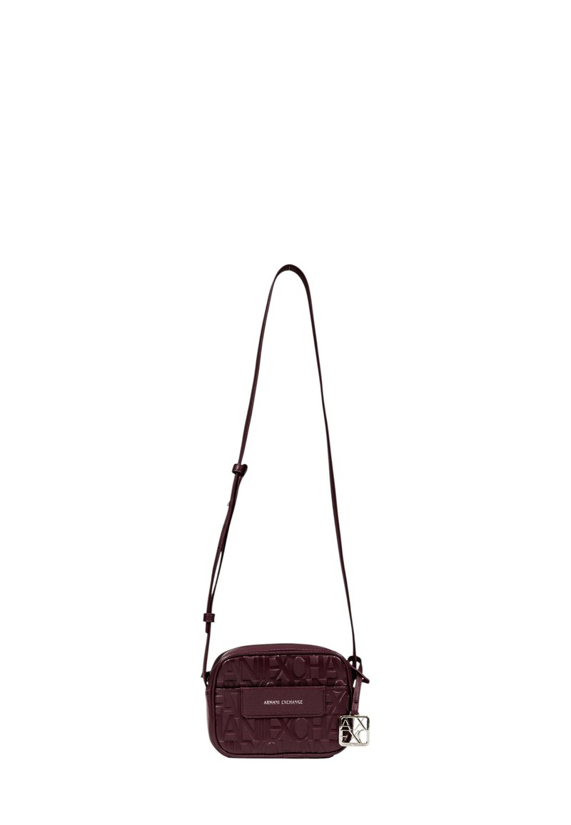 Borsa a tracolla bordeaux in pelle texture con logo in rilievo, tracolla regolabile e dettagli in metallo argentato. Forma rettangolare compatta.