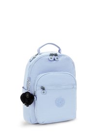 Zaino azzurro chiaro realizzato in tessuto, dotato di due scomparti con zip, una tasca frontale e un accento in peluche nero per il portachiavi.