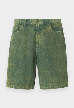 Shorts de cotim verde com um padrão texturizado em nervuras, design de cinco bolsos e fecho por botão. Acentos mais claros subtis ao longo de todo o tecido.