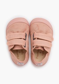 Rožinės drobės bateliai su paprastu dizainu, dviem Velcro dirželiais ir guminiais padais. Viduje yra atspaudas su logotipu. Lygi tekstūra.