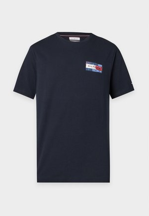 Tommy Hilfiger, BRAND LOVE BACK FLAG GRAPHIC TEE - Trükipildiga T-särk - navy blue