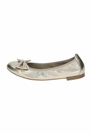 Metallic guld ballet flat med rundet tå, lille stablet hæl og dekorativ sløjfe foran.