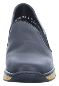 Schwarzer Leder-Slipper mit glatter Oberfläche, runder Zehenpartie und Korkakzenten an der Sohle. Verfügt über elastische Einsätze für ein einfaches An- und Ausziehen.