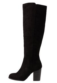 Czarna zamszowa kozaki do kolan na słupku, o gładkiej fakturze i zaokrąglonym nosku. Minimalistyczny design bez ozdób.