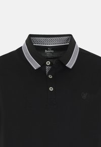 Polo nero con tessuto texturizzato, colletto a contrasto grigio, due bottoni e un piccolo logo sulla parte sinistra del petto.