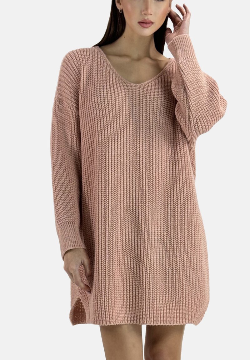 Roze gebreide jurk met een losse pasvorm, brede halslijn en lange mouwen. Heeft een geribbelde textuur en zijsplitten.