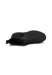Zapato negro tipo slip-on hecho de material suave con puntera redonda, paneles laterales elásticos y una lengüeta. Presenta una plantilla de corcho y una suela de goma.
