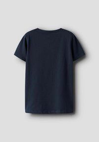 Mörk marinblå kortärmad t-shirt i mjuk bomull, med rundad halsringning och avslappnad passform, med raka ärmar och fåll.