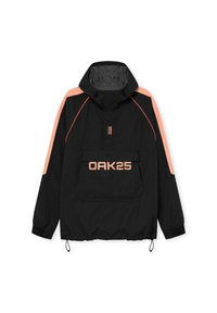 Musta vettä hylkivä takki hupulla, jossa on oransseja yksityiskohtia ja suuri etutasku. "OAK25" logo näkyvästi etupinnalla.