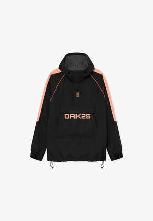 Zwarte waterdichte jas met een capuchon, voorzien van oranje accenten en een grote voorzak. Het "OAK25" logo is prominent aan de voorkant weergegeven.