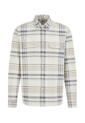 Camisa de cuadros hecha de tejido con una base crema clara, que presenta patrones de cuadros en marrón y azul, cuello con botones y dos bolsillos en el pecho.