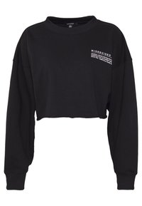 Sudadera negra corta con mangas largas, cuello redondo y detalle de logo en el pecho. Fabricada en suave material de algodón.