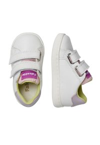 Scarpe in pelle bianca con due fasce in velcro, accenti viola e verde, punta tonda e suola in gomma texturizzata. All'interno presenta una fodera di colore a contrasto.