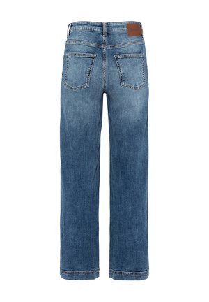 Jean en denim bleu avec une coupe droite, deux poches arrière, passants de ceinture et une étiquette de marque en cuir marron sur la ceinture.