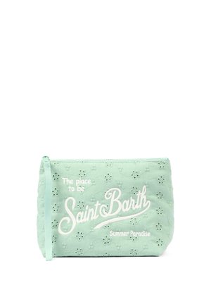 Pochette en tissu vert menthe avec broderie florale, texte blanc « The place to be Saint Barth Summer Paradise » et fermeture éclair avec bracelet.