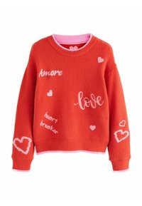 Rode fleece trui met roze accenten, met geborduurde tekst: "Amore," "love," en "heart breaker," met hartmotieven.