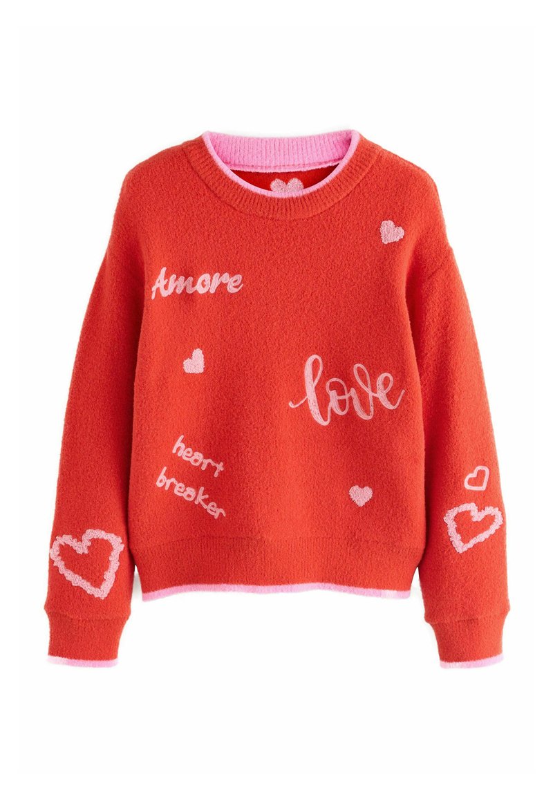 Rode fleece trui met roze accenten, met geborduurde tekst: "Amore," "love," en "heart breaker," met hartmotieven.