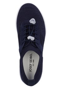 Granatowe buty sportowe z teksturowaną dzianiną, elastycznymi sznurówkami i białą podeszwą. Na wkładce widnieje napis "Josef Seibel EST. 1866."
