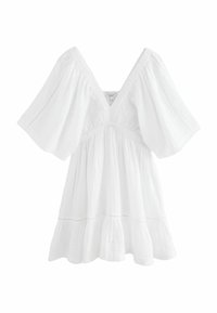 Robe blanche à manches bouffantes avec un décolleté en V profond, taille froncée et ourlet évasé. Tissu texturé et détails de couture délicats.