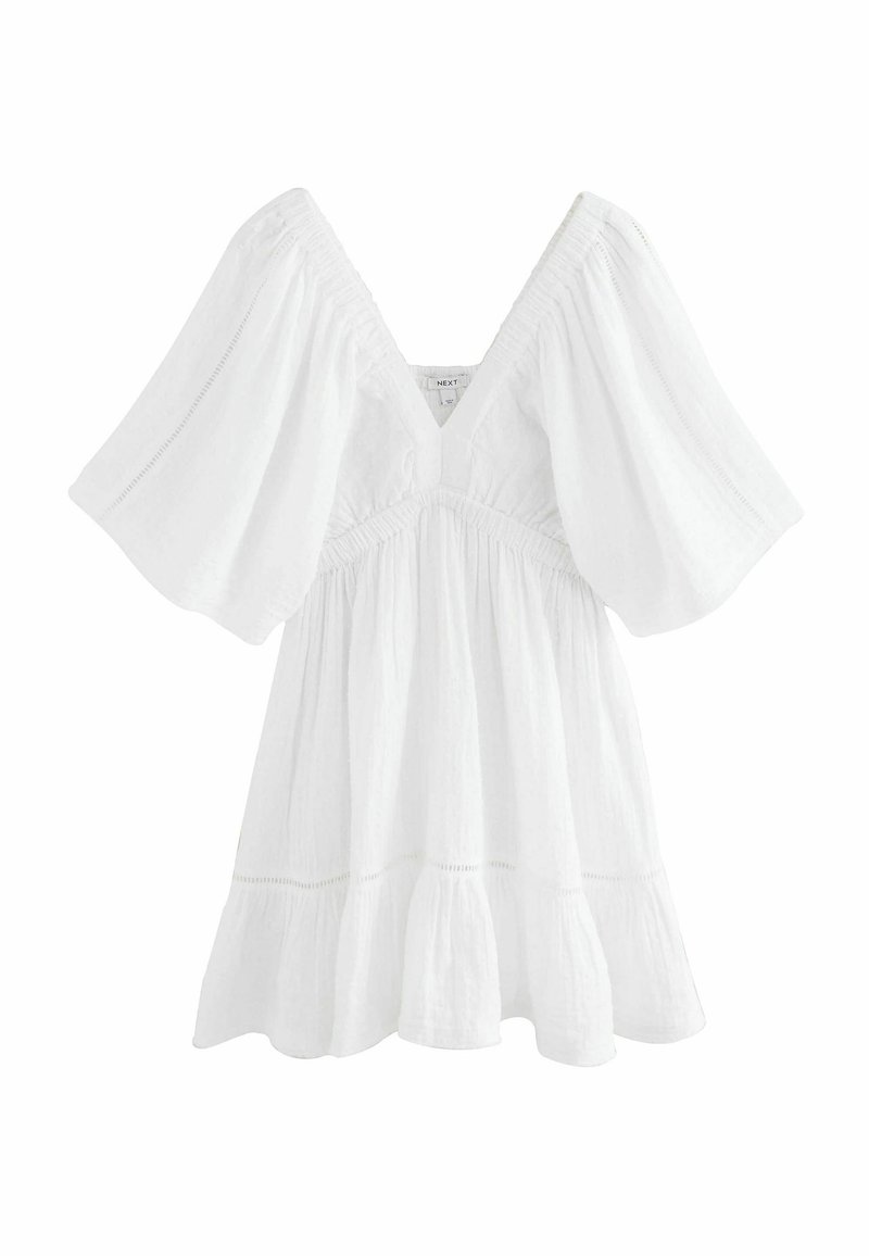 Robe blanche à manches bouffantes avec un décolleté en V profond, taille froncée et ourlet évasé. Tissu texturé et détails de couture délicats.