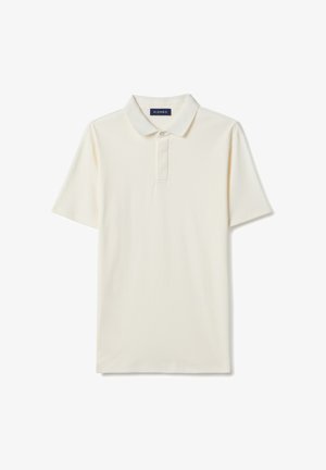 Camisa polo de manga corta color crema con cuello y un botón en la tapeta, mostrada sobre un fondo blanco.