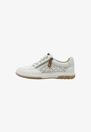 Witte leren sneaker met geperforeerd bloemenontwerp, grijze accenten op de hiel en een zijrits. Voorzien van een flexibele rubberen zool.
