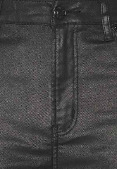 Crne traperice od denima s glatkom teksturom, prednjim džepom s detaljima šivanja i klasičnom kopčom na gumbu na struku.