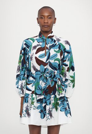Blumenkleid mit einer Mischung aus blauen, grünen und braunen Blättern auf weißem Hintergrund, mit gerafftem Taillenzug und langen, gepufften Ärmeln.