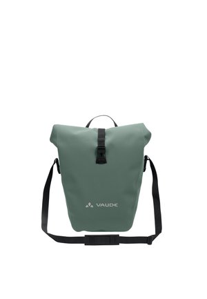 Grüner wasserdichter Rolltop-Rucksack mit schwarzen verstellbaren Schulterriemen und Schnallenverschluss, vorne mittig mit Vaude-Logo.