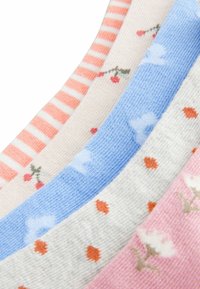 Sammlung von fünf Paar Socken mit verschiedenen Mustern: pinke Streifen, floral, blaue Wolken, grau mit Punkten und pink mit floralen Akzenten.