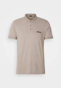 Polo beige à manches courtes avec trois boutons et "BOSS" brodé sur la poitrine gauche, doté d'un col texturé et de poignets de manches texturés.