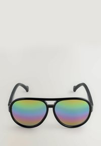 Lunettes de soleil aviateur noires avec des verres miroités arc-en-ciel, présentant un design élégant et des branches robustes. Accents texturés près des verres.