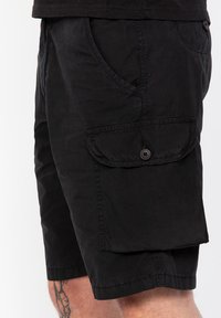 Zwarte cargoshorts van een katoenmix met een gladde textuur, voorzien van zijzakken, een knoop-flapzak en dubbelgestikte naden.