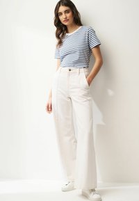 Next SHORT SLEEVE CREW NECK   REGULAR FIT - Trükipildiga T-särk - navy blue white