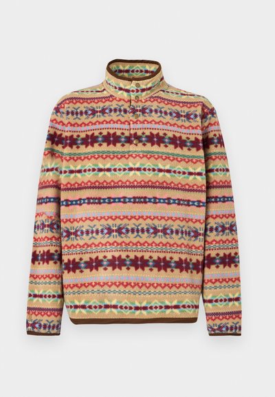 Fleece pullover met hoge kraag en drukknoopsluiting, met horizontale meerkleurige patronen in rood-, blauw-, groen- en beige tinten.