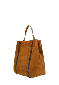 Bruine suède en leren handtas met zwarte kettingbanden en enkele bovenste handgreep, rechtopstaand op witte achtergrond.