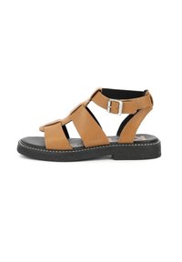 Sandales en cuir marron avec trois larges brides, boucle réglable, semelle en caoutchouc noire et coutures contrastées sur le bord.