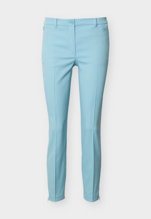Pantaloni da donna color azzurro chiaro a taglio slim, con bottone frontale, chiusura con cerniera, passanti per cintura e pieghe stirate lungo le gambe.